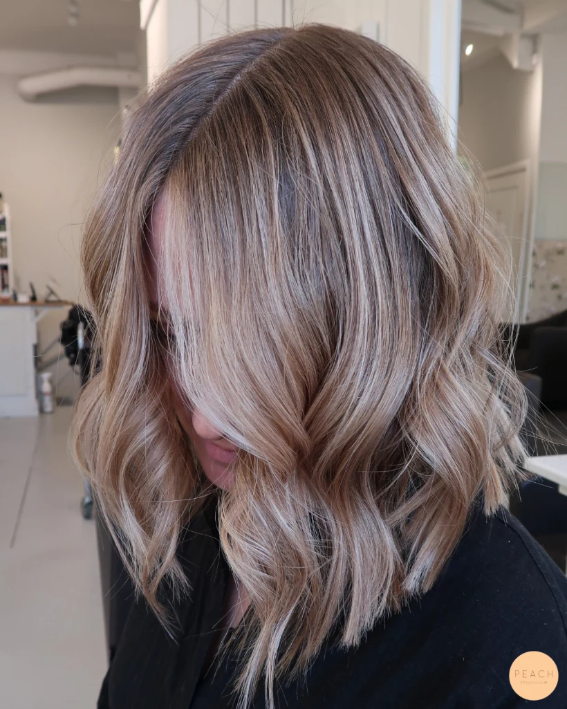 Mörkblond hårfärg med ljusa slingor