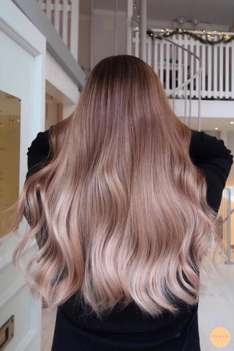 Soft balayage brown hair med ljusa slingor
