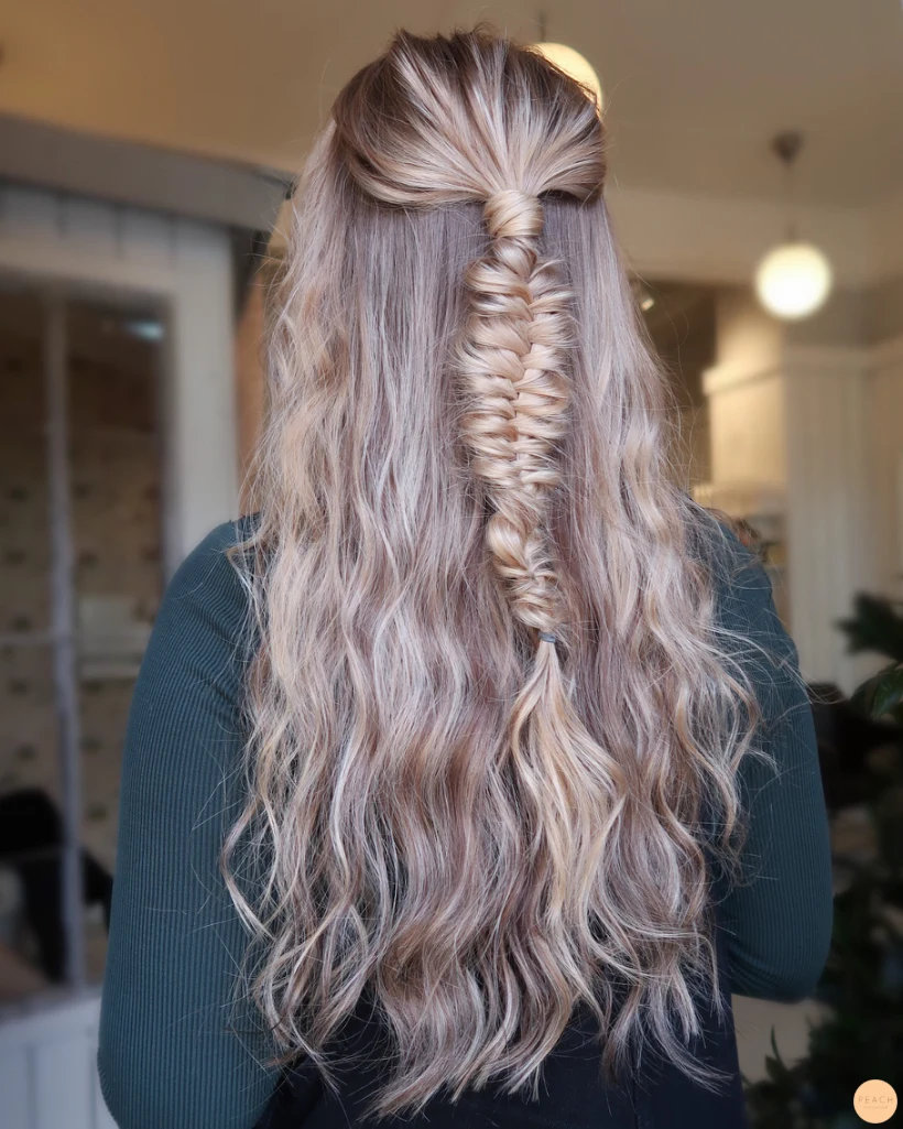 Beige blond hårfärg med fiskbensfläta