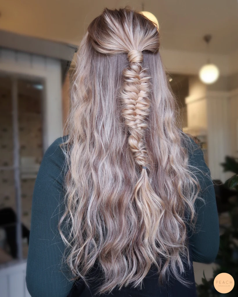 Beige blond hårfärg med fiskbensfläta