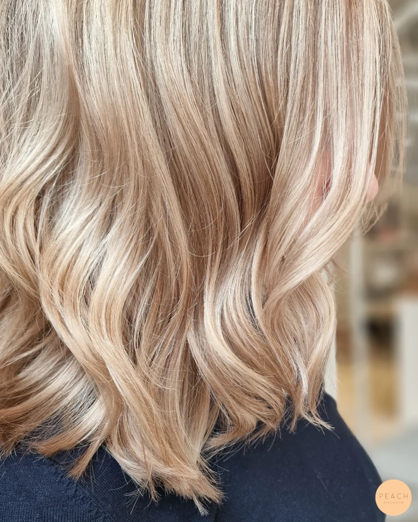 Beige blond med ljusa slingor – salongsresultat av Gözde Koc, 24 juli 2023