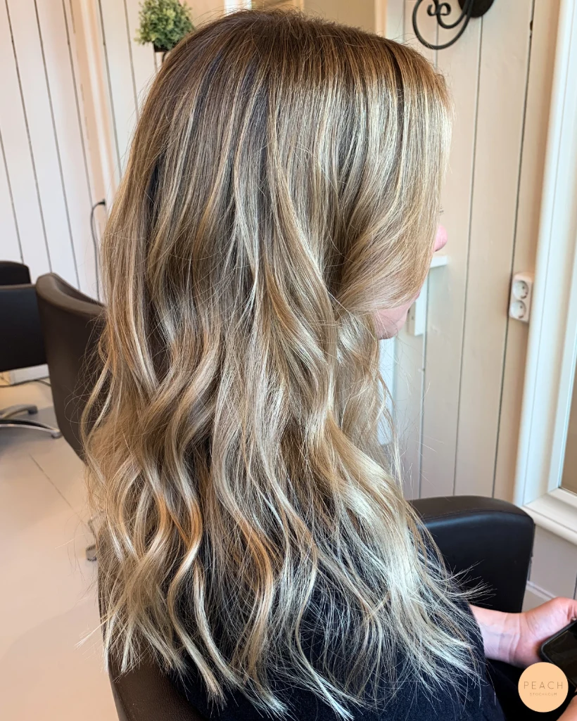 Ljusa slingor med balayage teknik