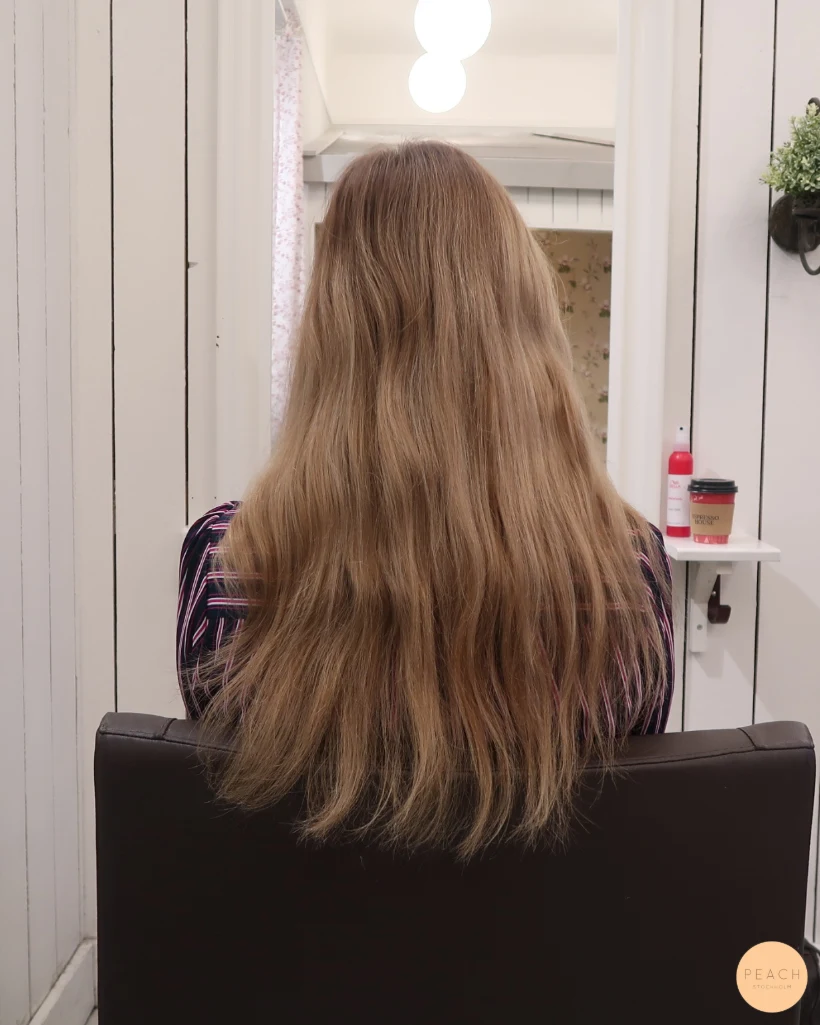 Balayage slingor med beige ton och lowlights