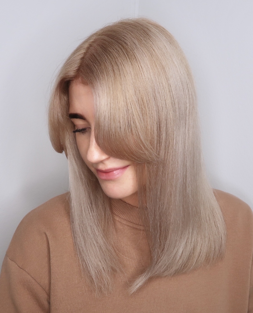 Curtain bangs beige blonde