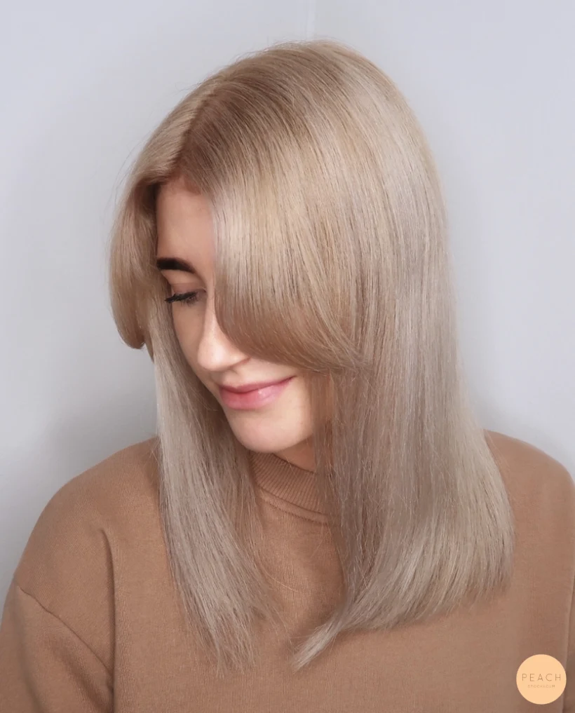 Curtain bangs beige blonde