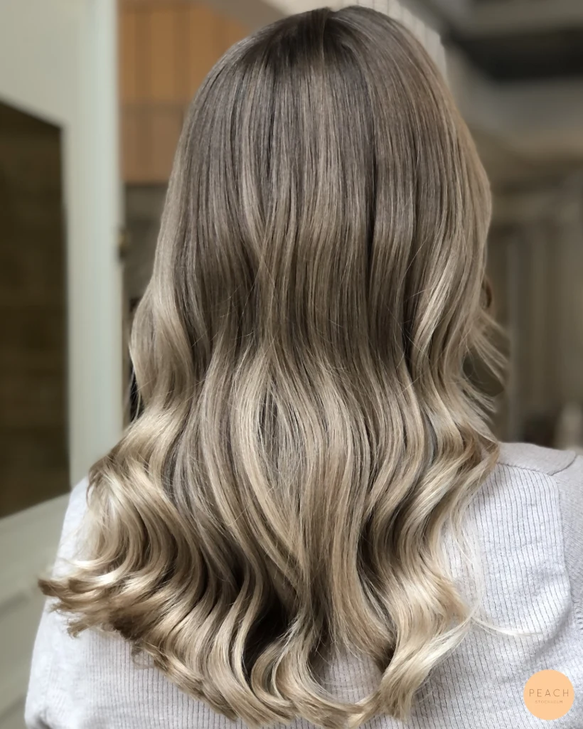 Soft blonde balayage med extra glans