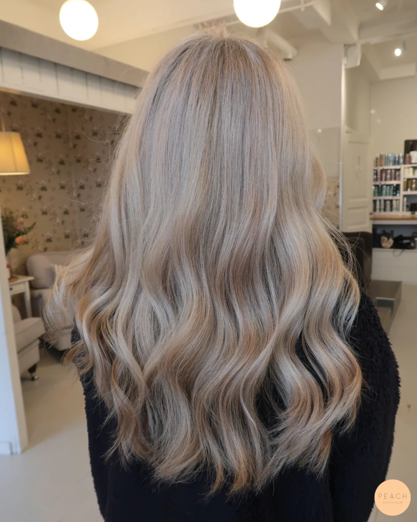 Beige blond hårfärg med ljusa och mörka slingor och ljusa slingor