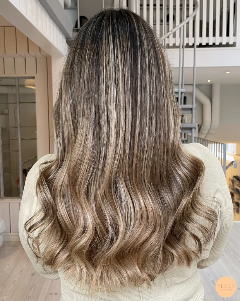 Balayage med ljusa slingor och mjuk utväxt