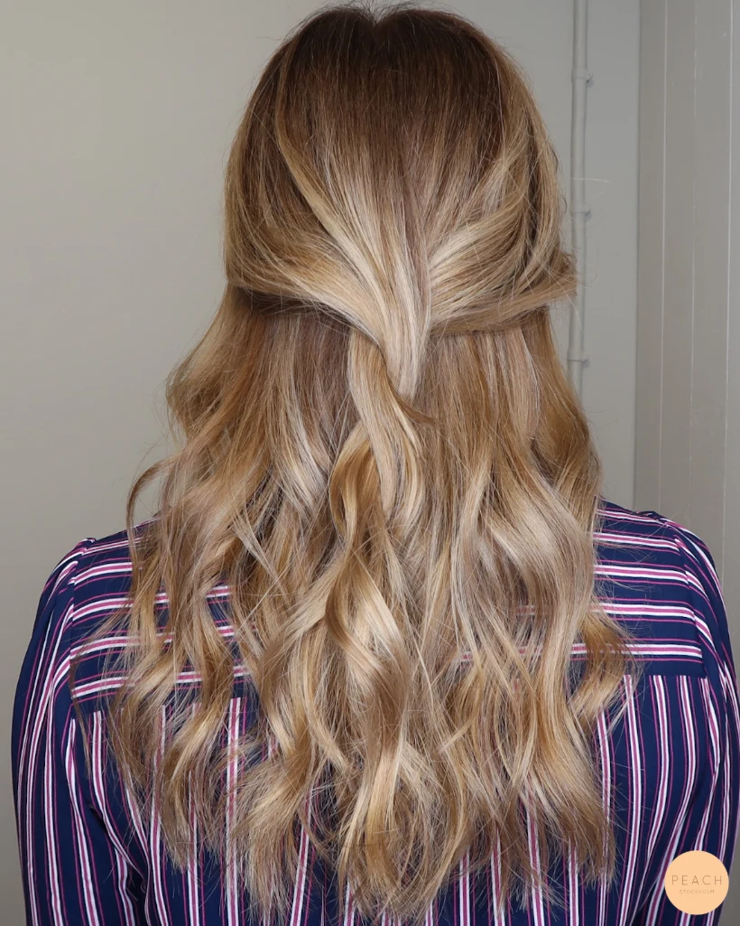 Balayage slingor med beige ton och lowlights