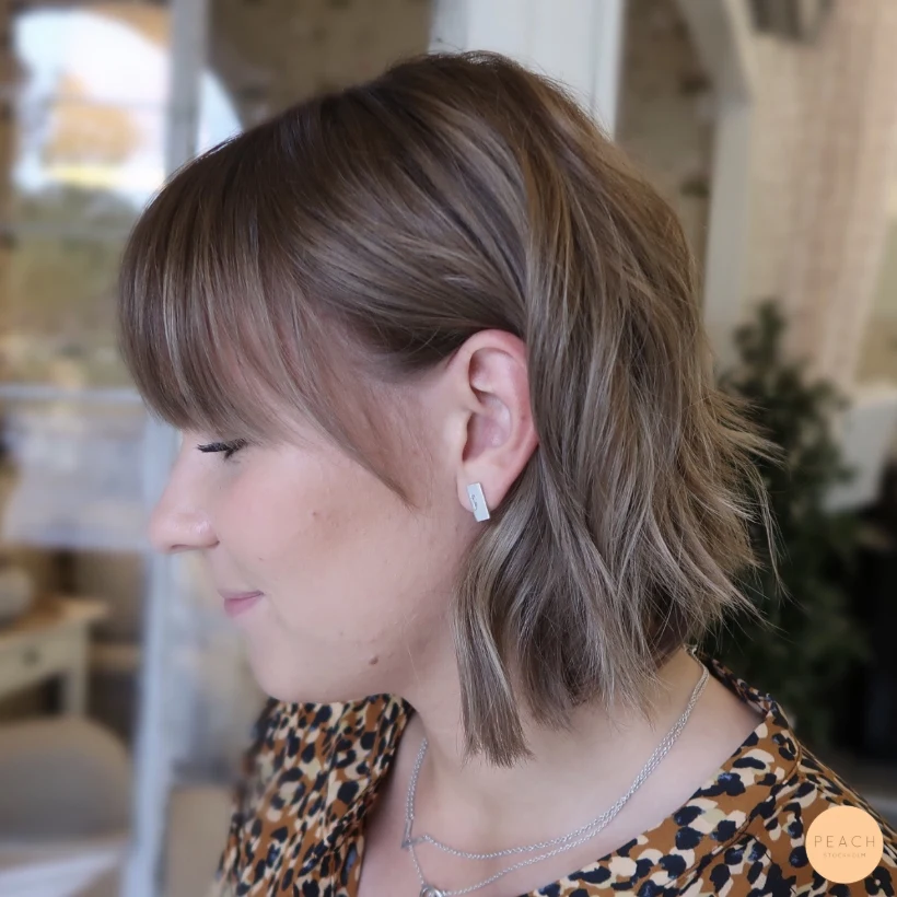 Bronde hårfärg och kort lob klippning
