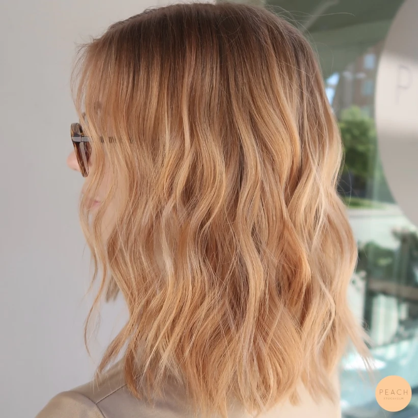 Copper blonde hair med ljusa slingor
