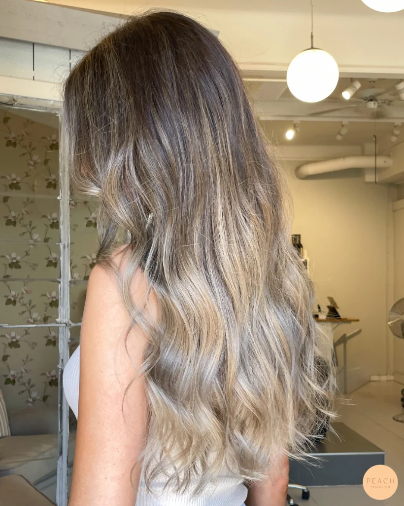 Kall blond balayage med mjuk root shadow