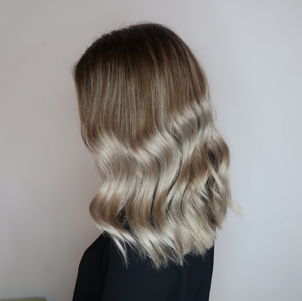 Kall blond med mörka slingor