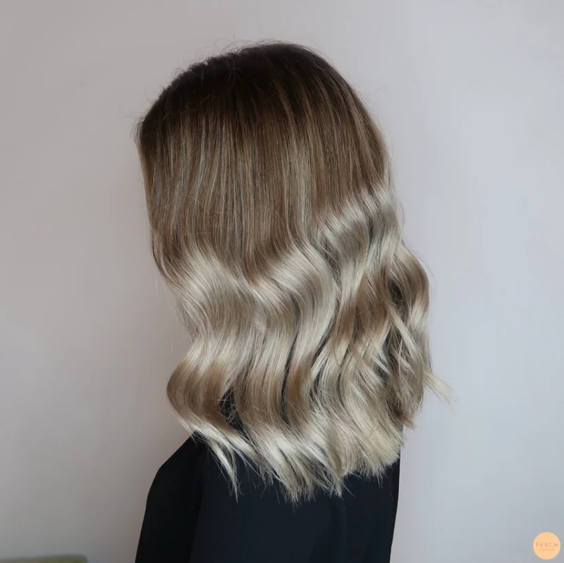 Kall blond med mörka slingor