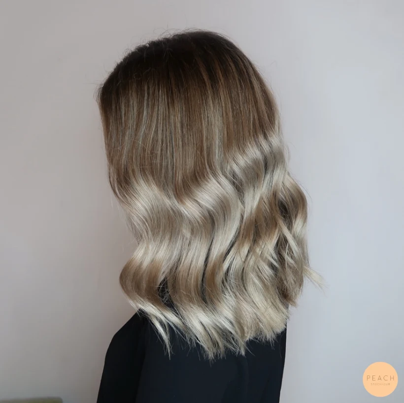 Kall blond med mörka slingor