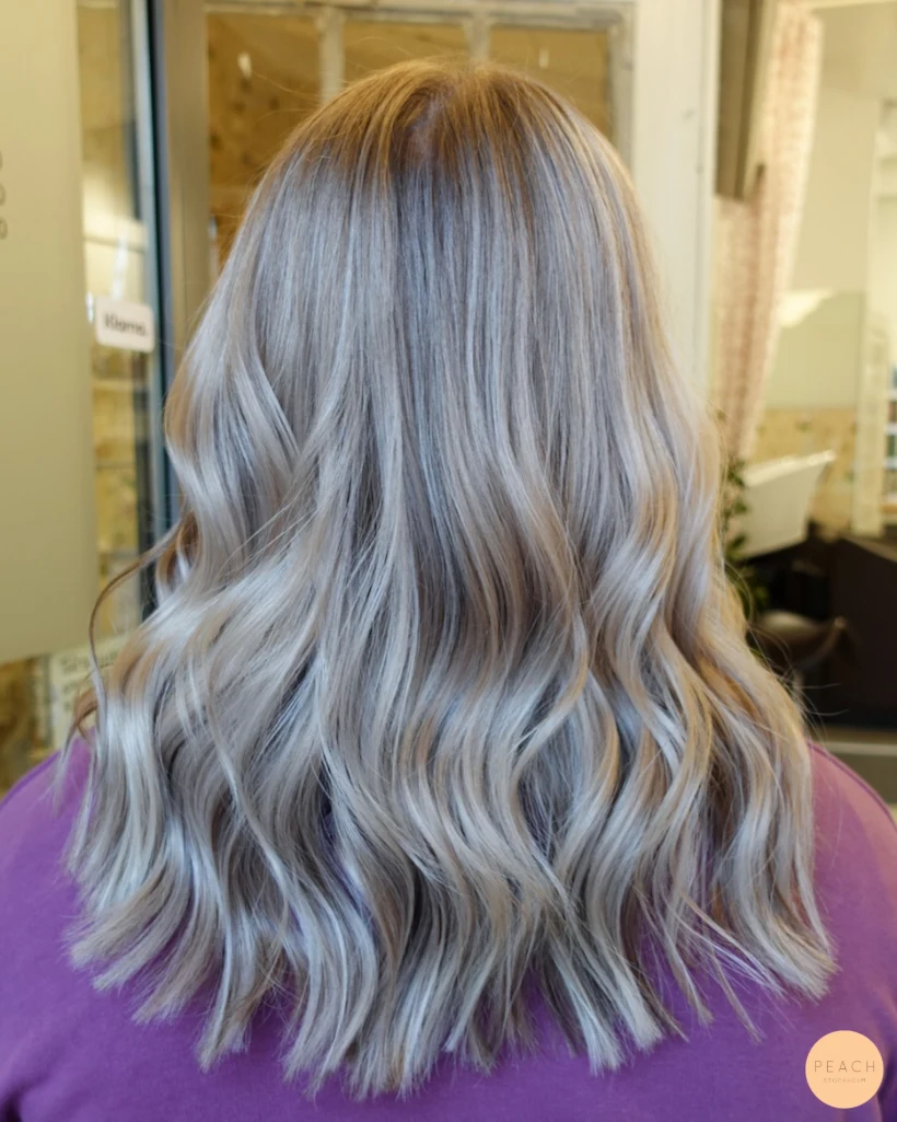 Lyxig beigeblond hårfärg med highlights och lowlights