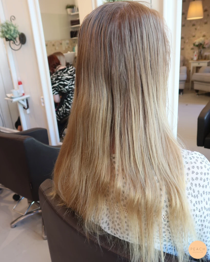 Varm blond med ljusa och mörka slingor