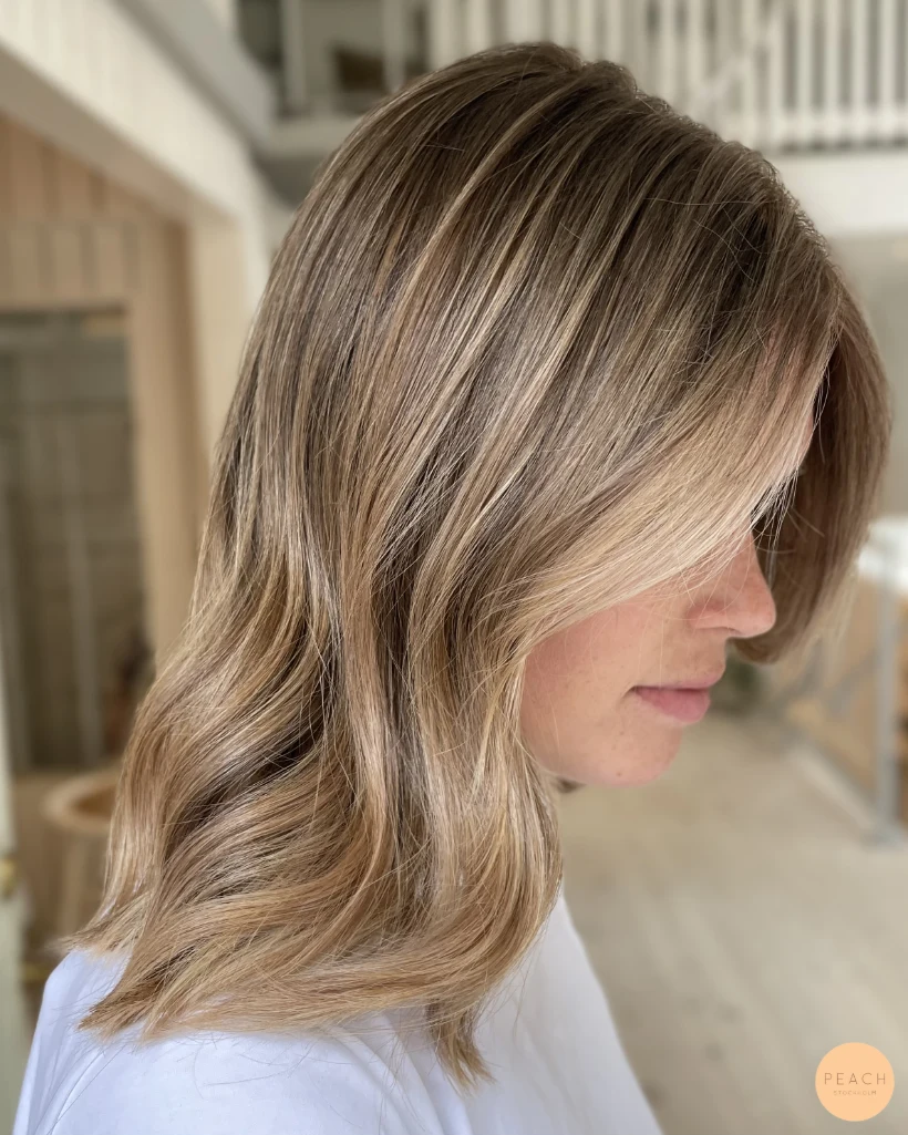 Mjuk bronde balayage med tunna slingor