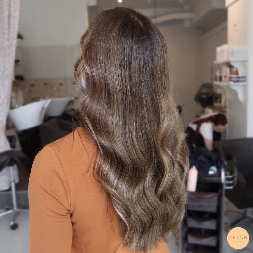 Bronde hårfärg med ljusa slingor och mjuk gråhårsövergång