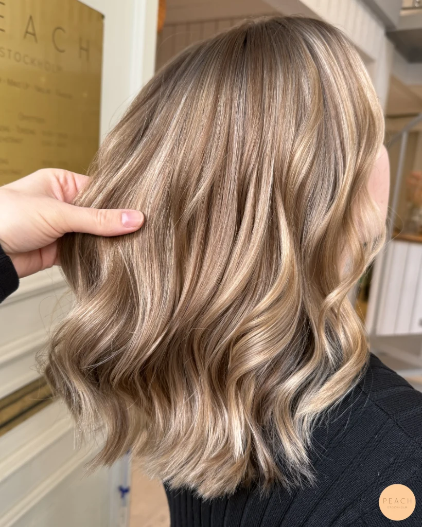 Höstblond hårfärg med ljusa slingor
