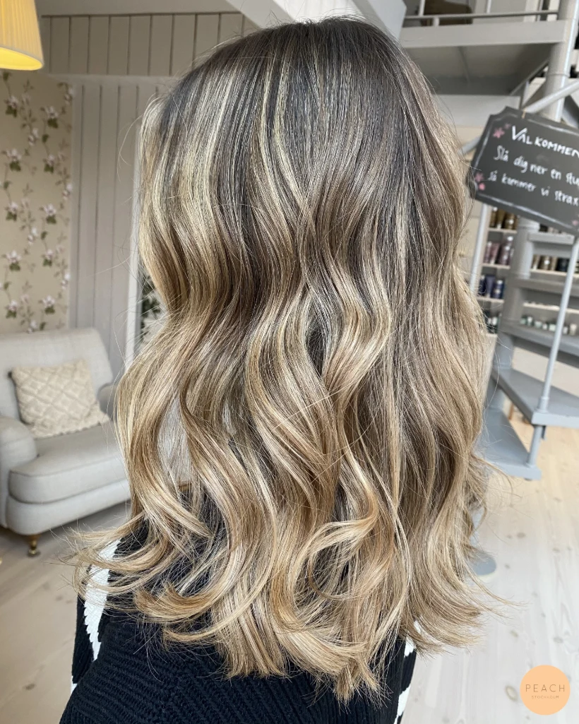 Sand balayage med ljusa slingor