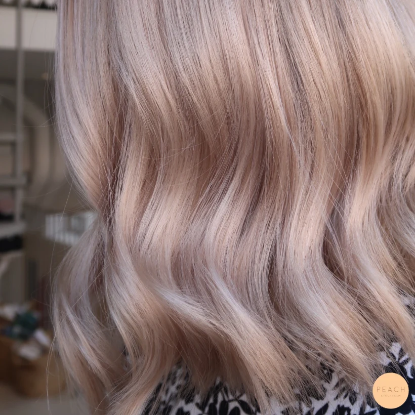 Från mörk till blond med bevarad naturlig botten