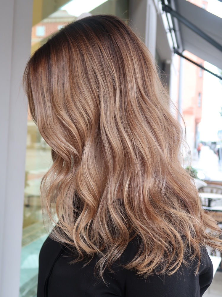 Balayage med mörk botten och ljusa lyxiga slingor