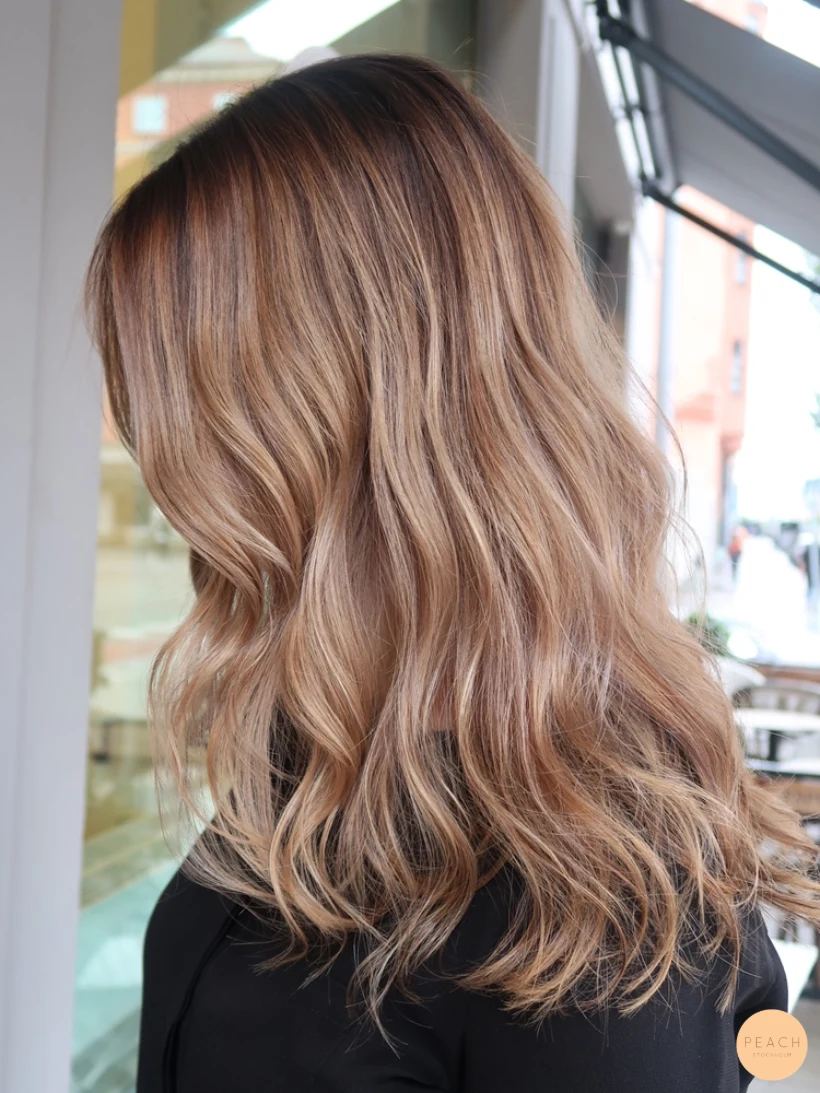 Balayage med mörk botten och ljusa lyxiga slingor