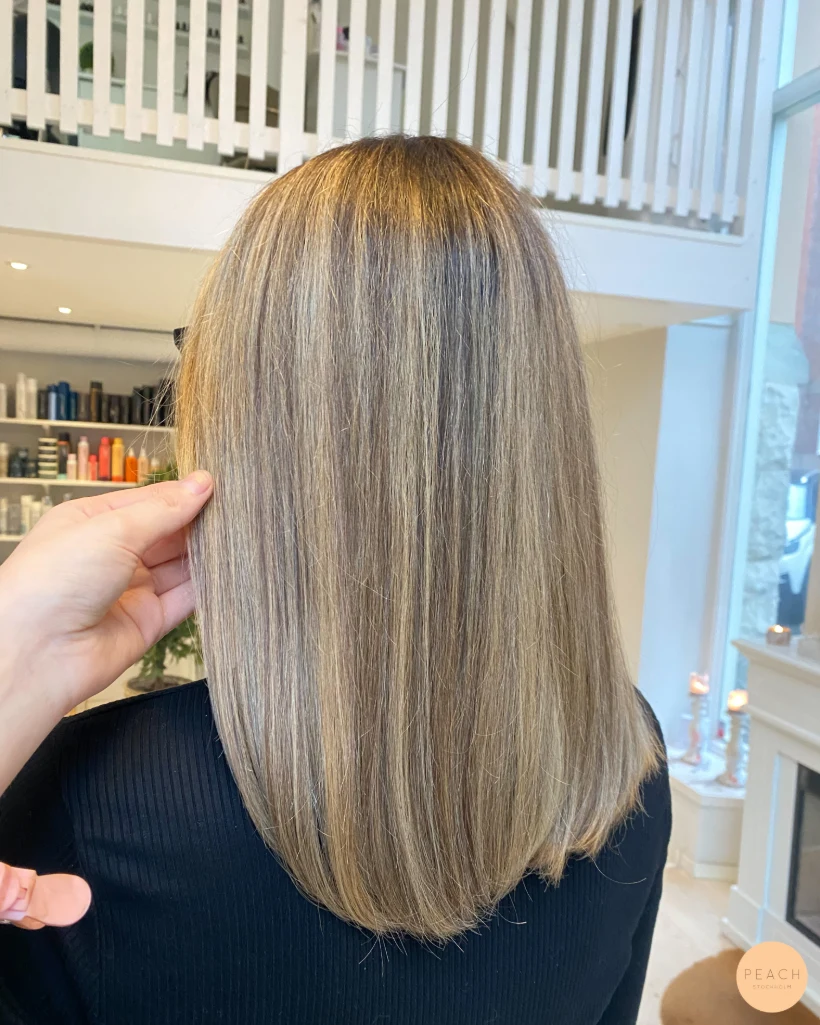 Beige blond med ljusa slingor och mjuk root shadow