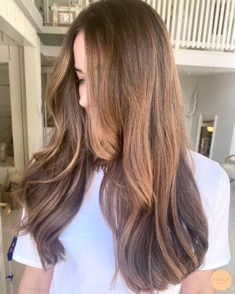 Balayage brunt hår med ljusa slingor