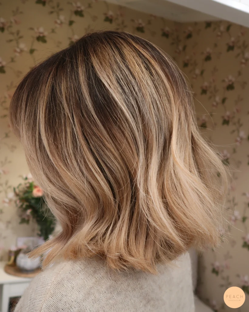 Varm blond hårfärg med kortare klippning