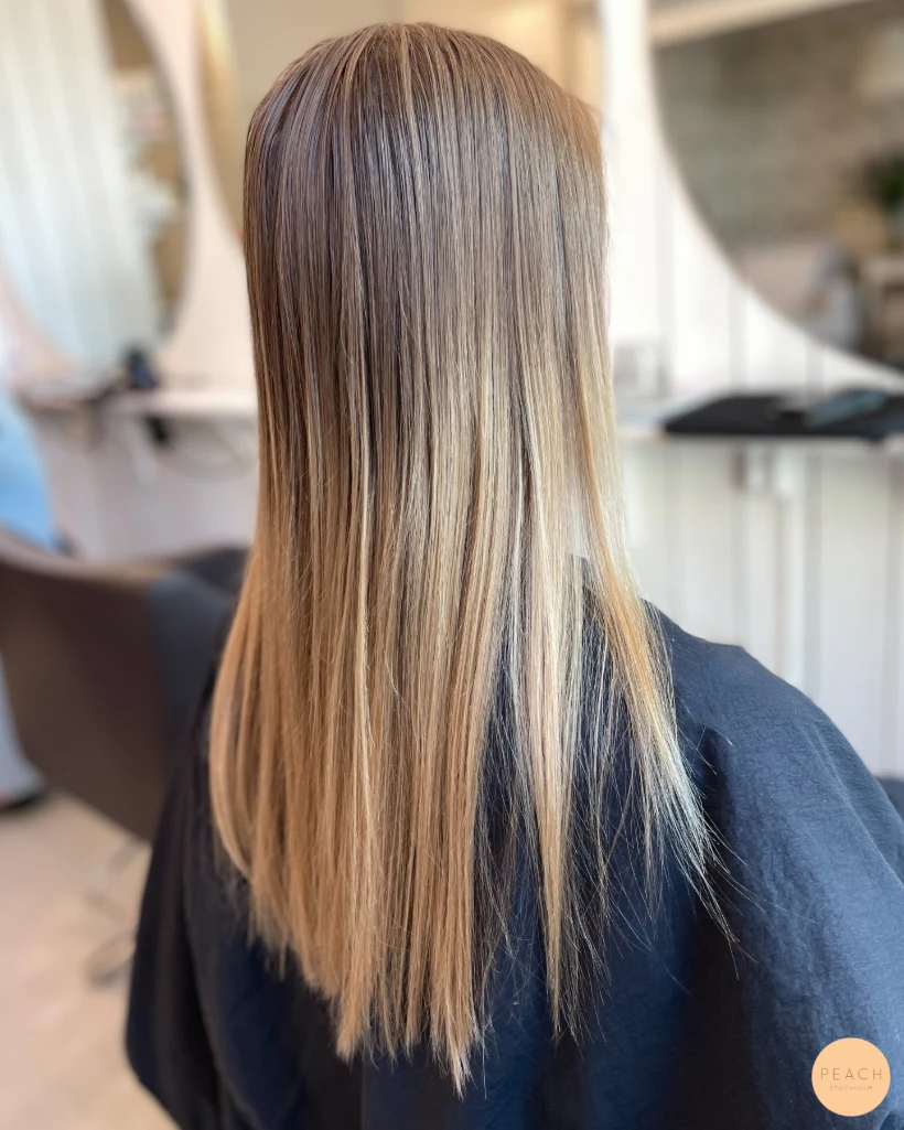 Balayage med ljusa slingor – salongsresultat av Hanna Ekstrand, 29 juni 2023
