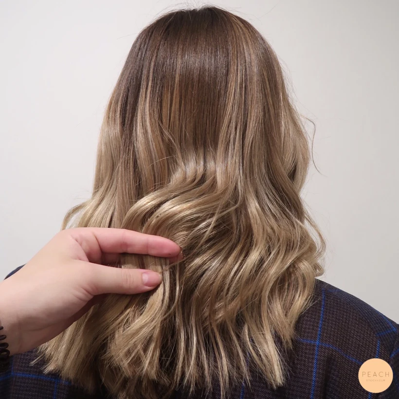 Balayage med ljusa och mörka slingor och ljusa slingor