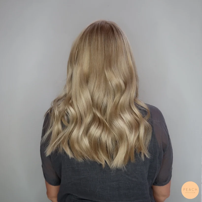 Blond med mörka slingor och highlights och lowlights