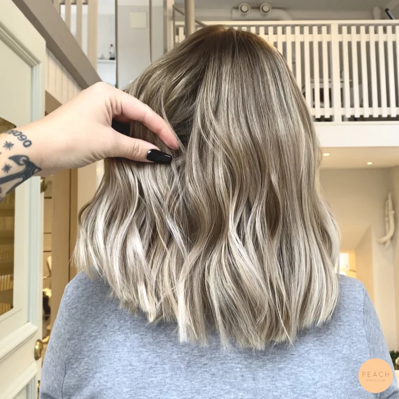 Kall beige blond med mörka slingor