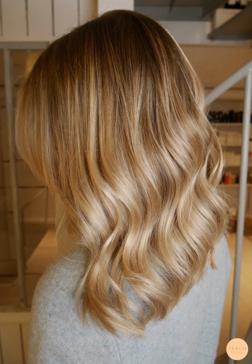 Varm beige hårfärg med mörka slingor