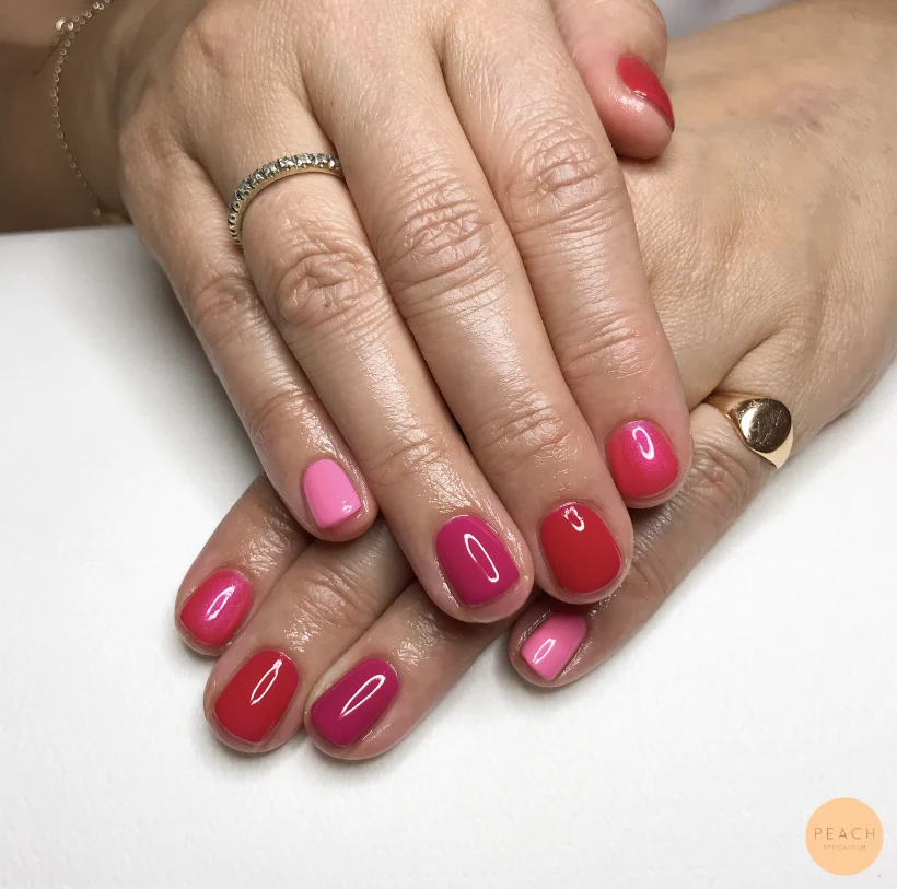 Blandade korta naglar i rosa ton