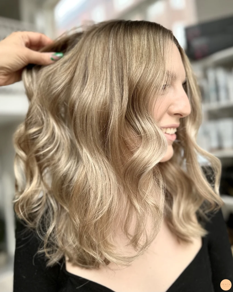 Ljus blond balayage hårfärg