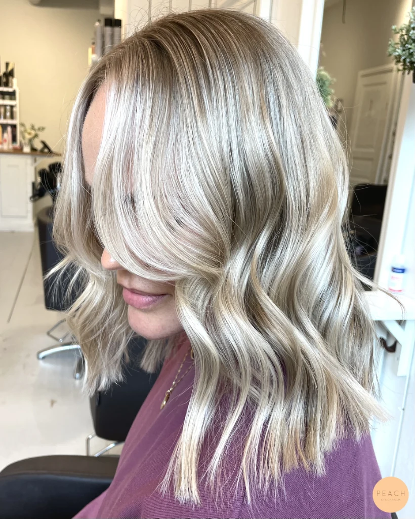 Kall blond hårfärg med ljusa slingor och rootshadow – inspiration 5 maj 2022