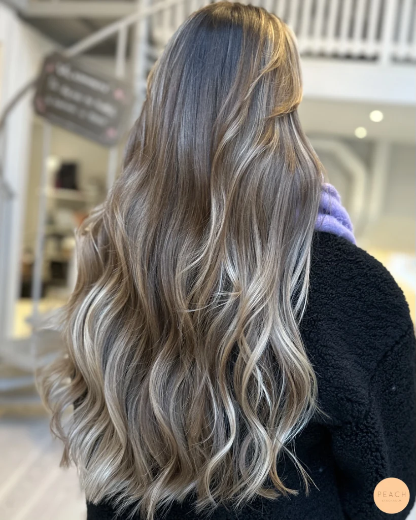 Beige balayage med ljusa slingor och beige toner