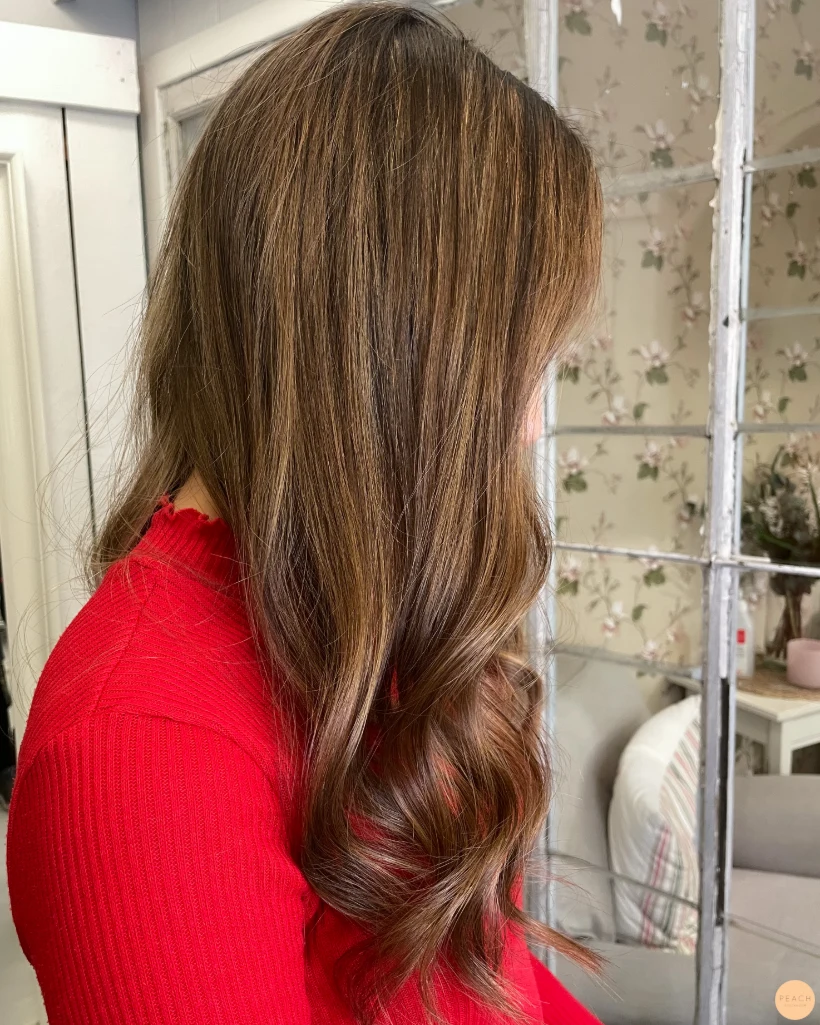 Mörkt ofärgat hår med ljusa balayage slingor i