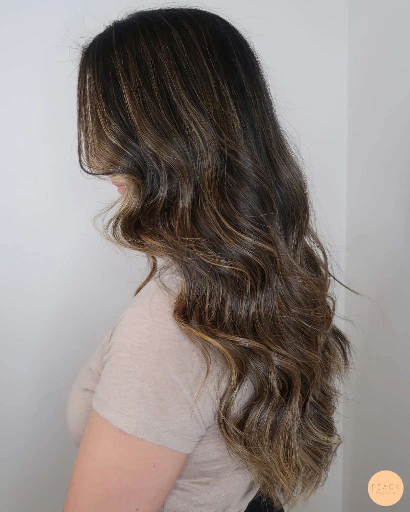 Balayage mörkt hår med ljusa slingor