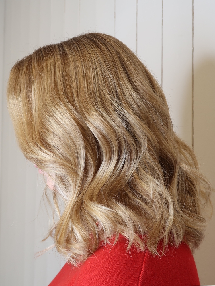 Balayage blont hår med ljusa slingor