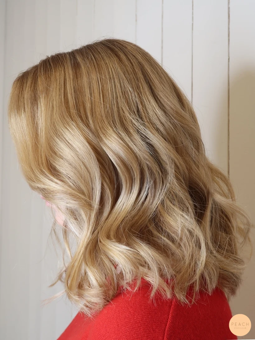 Balayage blont hår med ljusa slingor