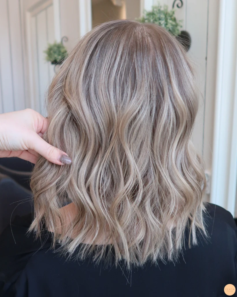 Beige blond hårfärg med lob klippning