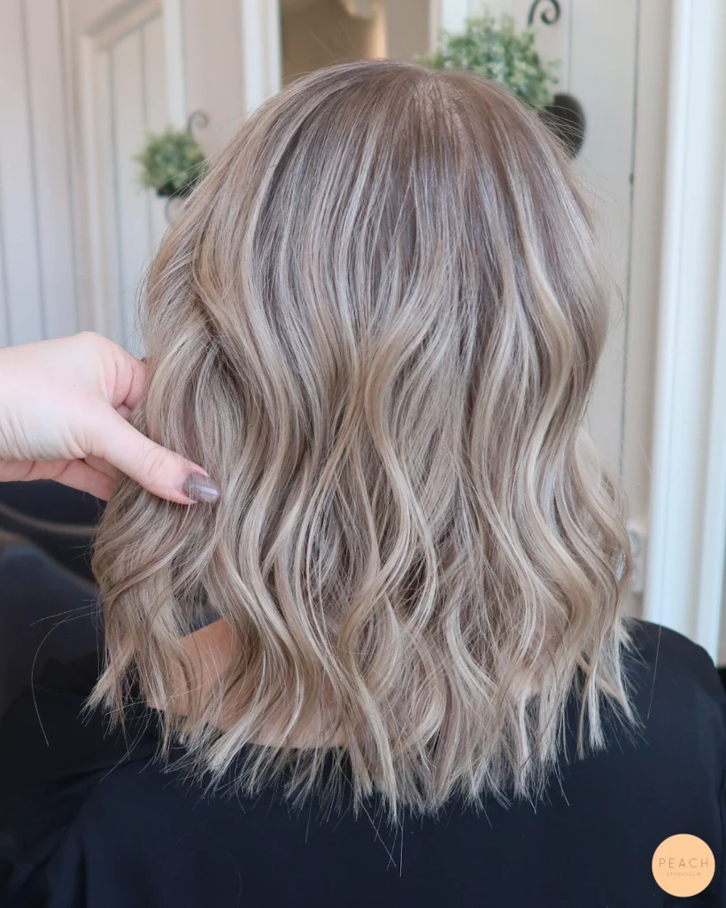 Beige blond hårfärg med lob klippning och beige toner