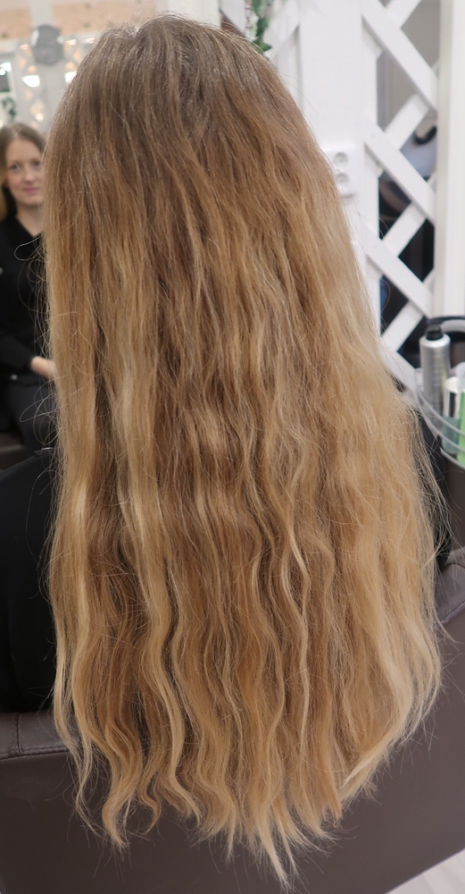 Balayage blond beach waves