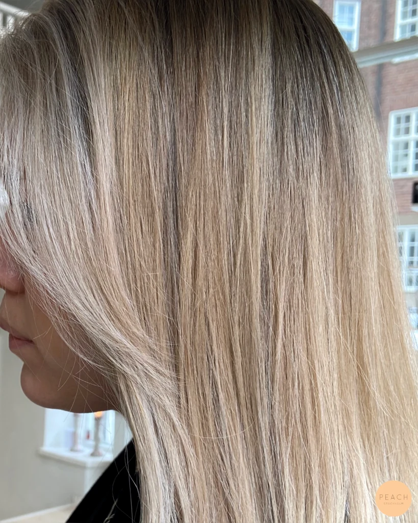 Soft blond balayage med gardinlugg