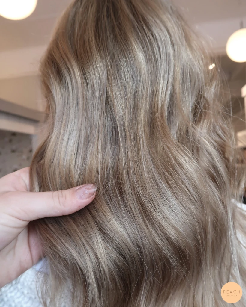 Krämig beige blond hår färg