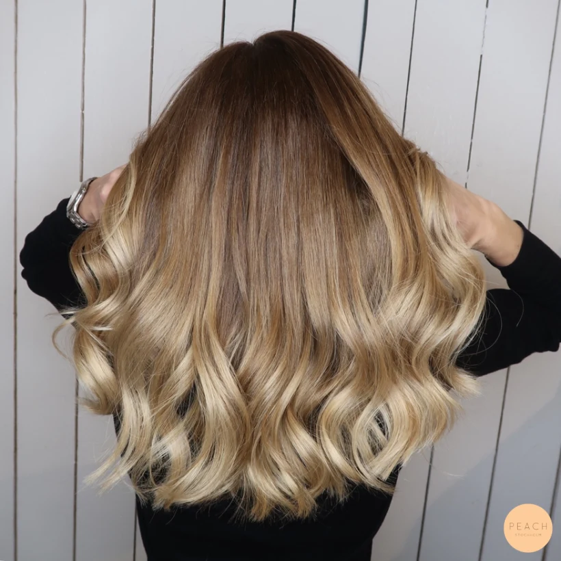 Balayage slingor med ljusa slingor